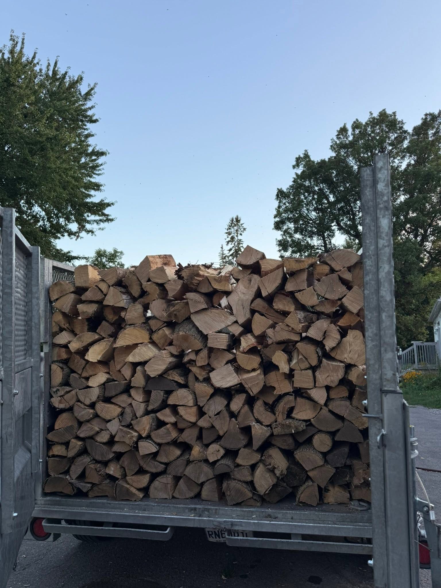 Bois de chauffage coupé et empilé